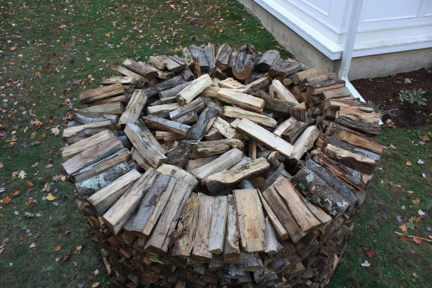 Stacking a holz housen versus a standard woodpile – Cordwood Covers